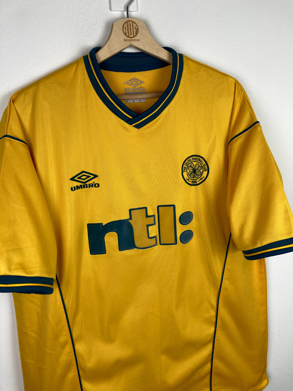 
                  
                    Original Celtic FC Away Jersey 2000-2001 - XL
                  
                