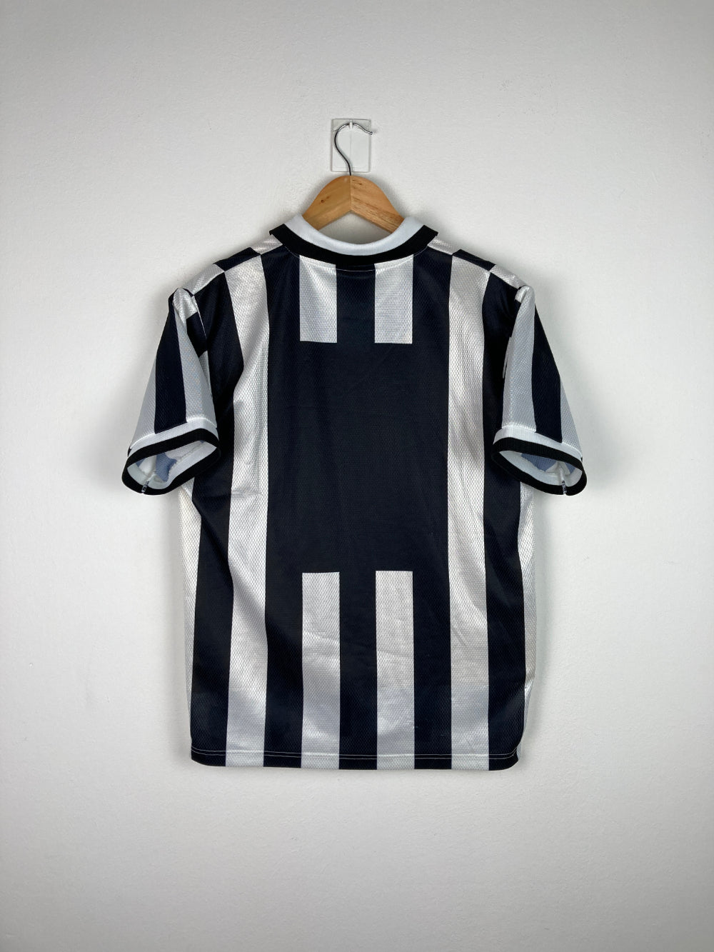 
                  
                    Original Juventus FC Home Jersey 1996-1997 - S
                  
                