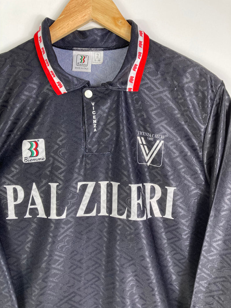 
                  
                    Original L.R. Vicenza Away Jersey 1995-1996 #9 of Roberto Murgita - XL
                  
                