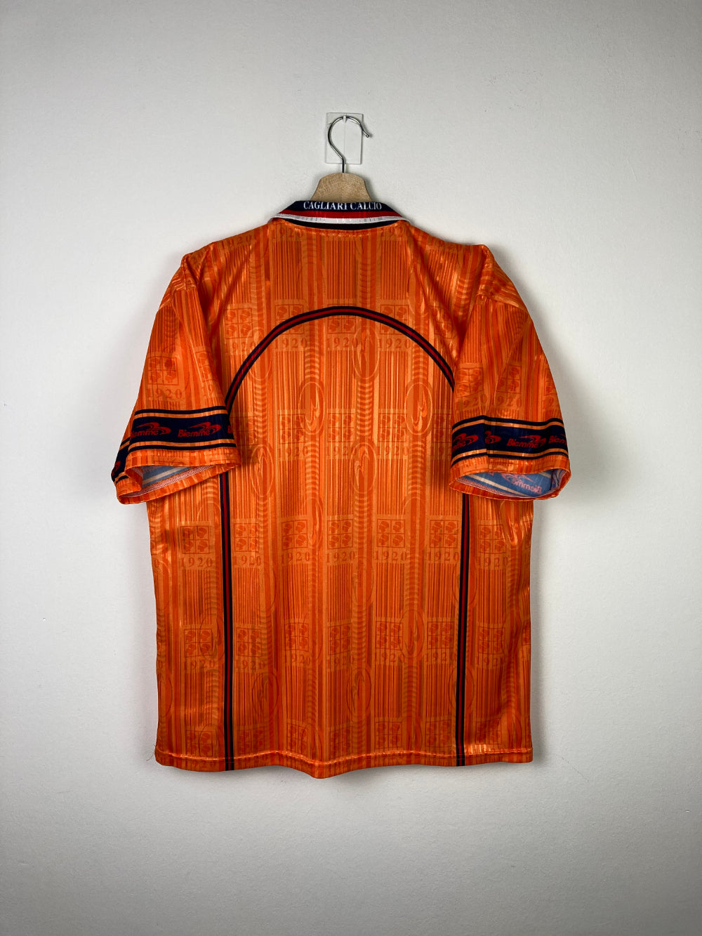 
                  
                    Original Cagliari Calcio Third Jersey 1999-2000 - XL
                  
                