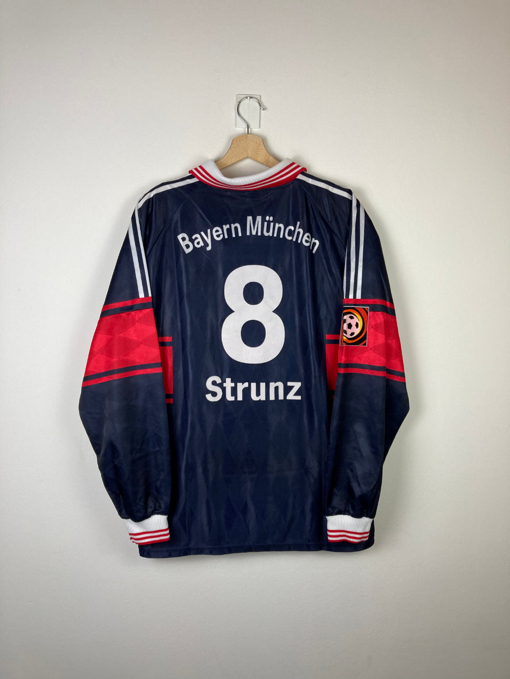 
                  
                    Original FC Bayern München *Matchworn* Away Jersey 1997-1998 #8 of Thomas Strunz - XL
                  
                