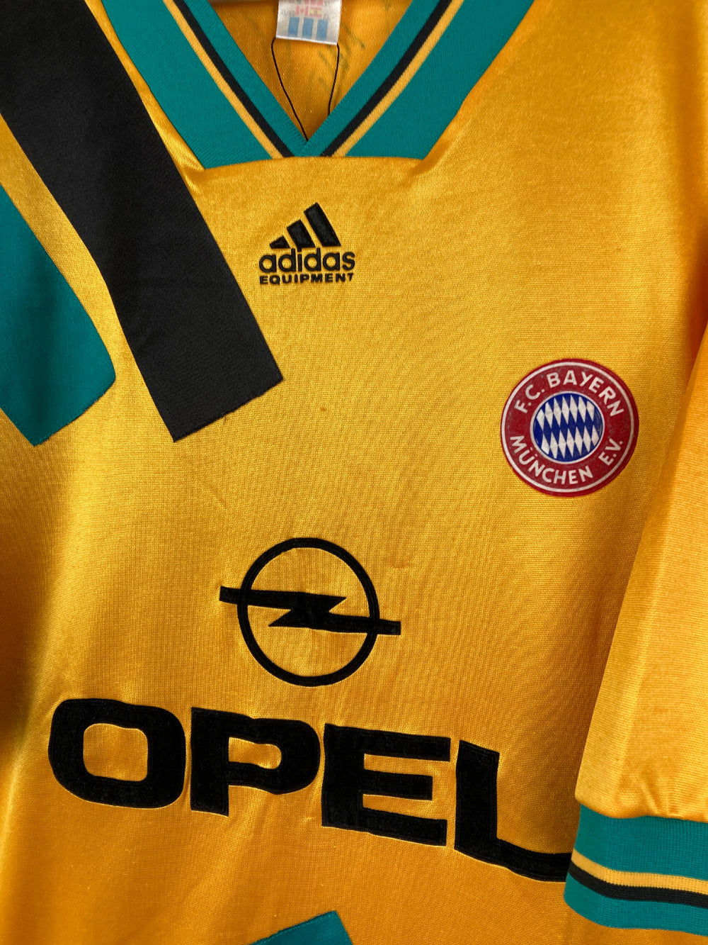 
                  
                    Original Bayern München FC Away Jersey 1993-1995 - XL
                  
                