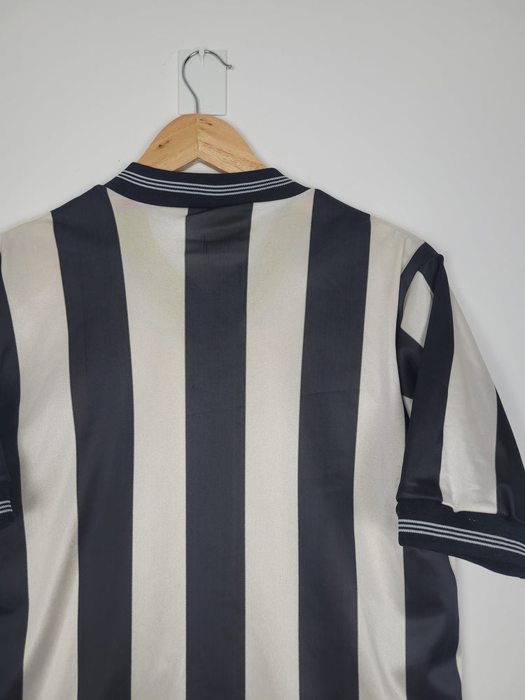 
                  
                    Original Newcastle United FC Home Jersey 1983-1987 - M
                  
                